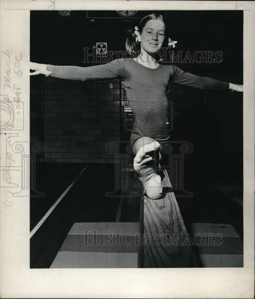 1970 Press Photo Shawn Armstrong on balance beam in New York - tua67986- Historic Images