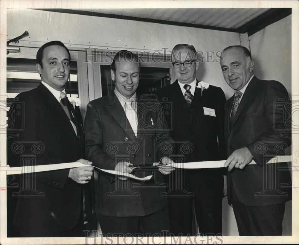 1971 Press Photo Ribbon-cutting ceremony for new business in New York