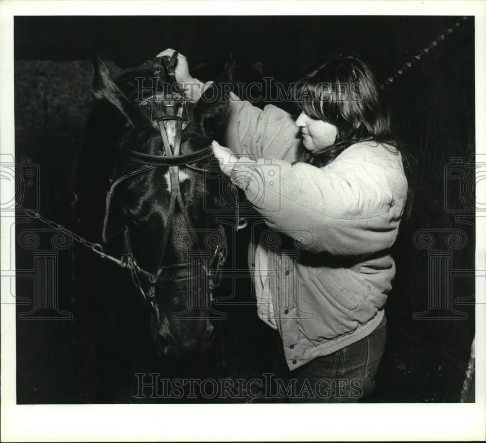 1990 Press Photo Esther O&#39;Donnell works with horse at Saratoga Raceway, New York- Historic Images