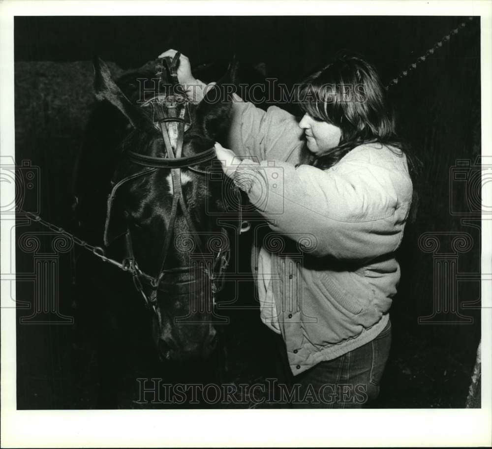 1990 Press Photo Esther O'Donnell works with horse at Saratoga Raceway, New York- Historic Images