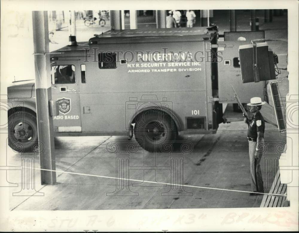 1982 Press Photo Pinkerton's armored car unloading at Saratoga Raceway, New York- Historic Images