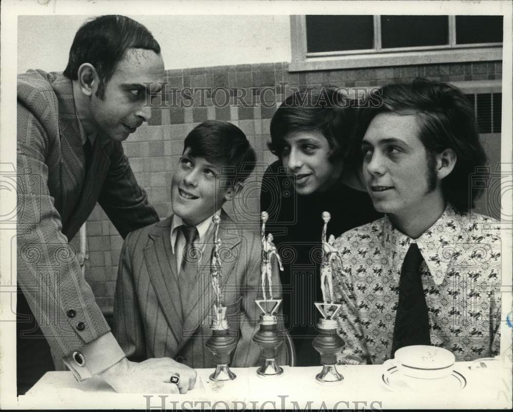 1972 Press Photo Most valuable player trophy presentations in Albany, New York- Historic Images