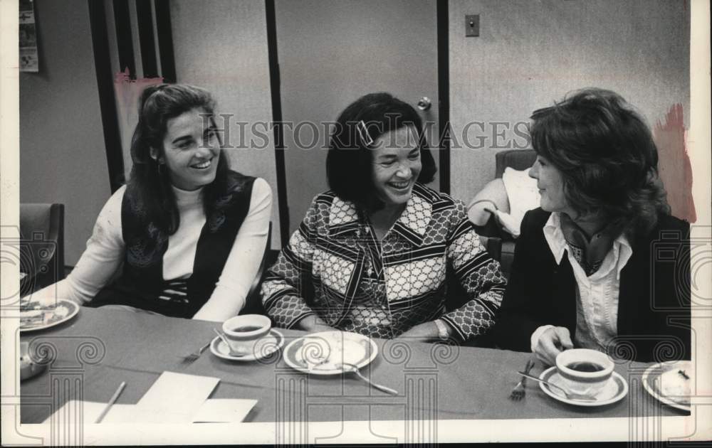 1972 Press Photo Ladies chat at luncheon in New York - tua68465- Historic Images