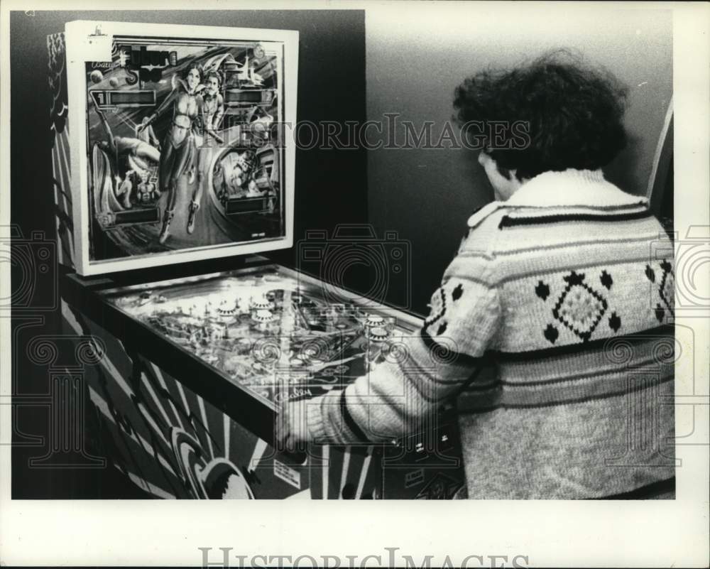 1980 Press Photo Man playing pinball machine at arcade in New York - tua68649- Historic Images