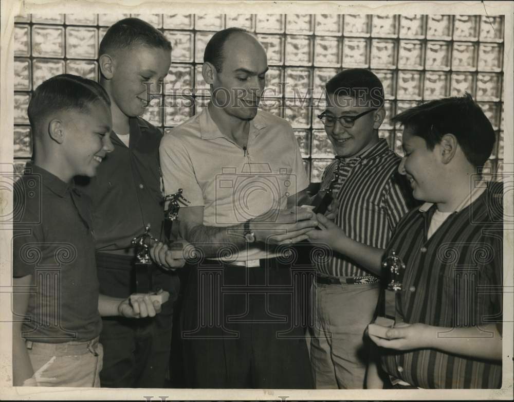 1960 Press Photo Junior Bowling awards presentation at Albany, New York alley- Historic Images