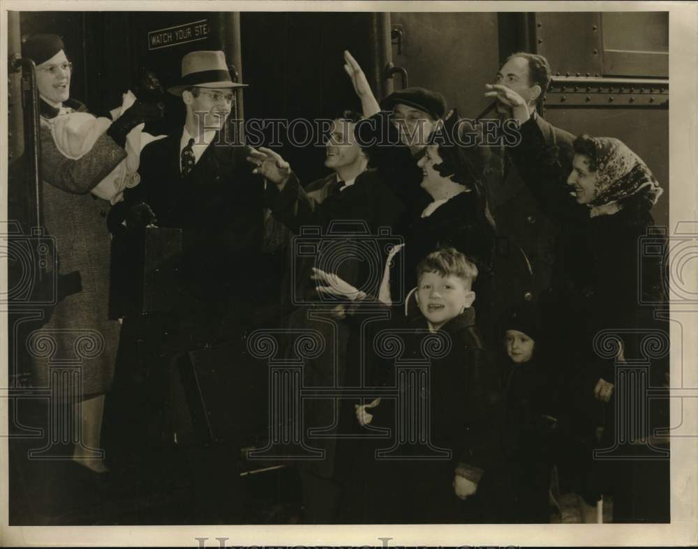 1941 Press Photo Mr. &amp; Mrs. James Russell with daughter Janet, boarding train- Historic Images