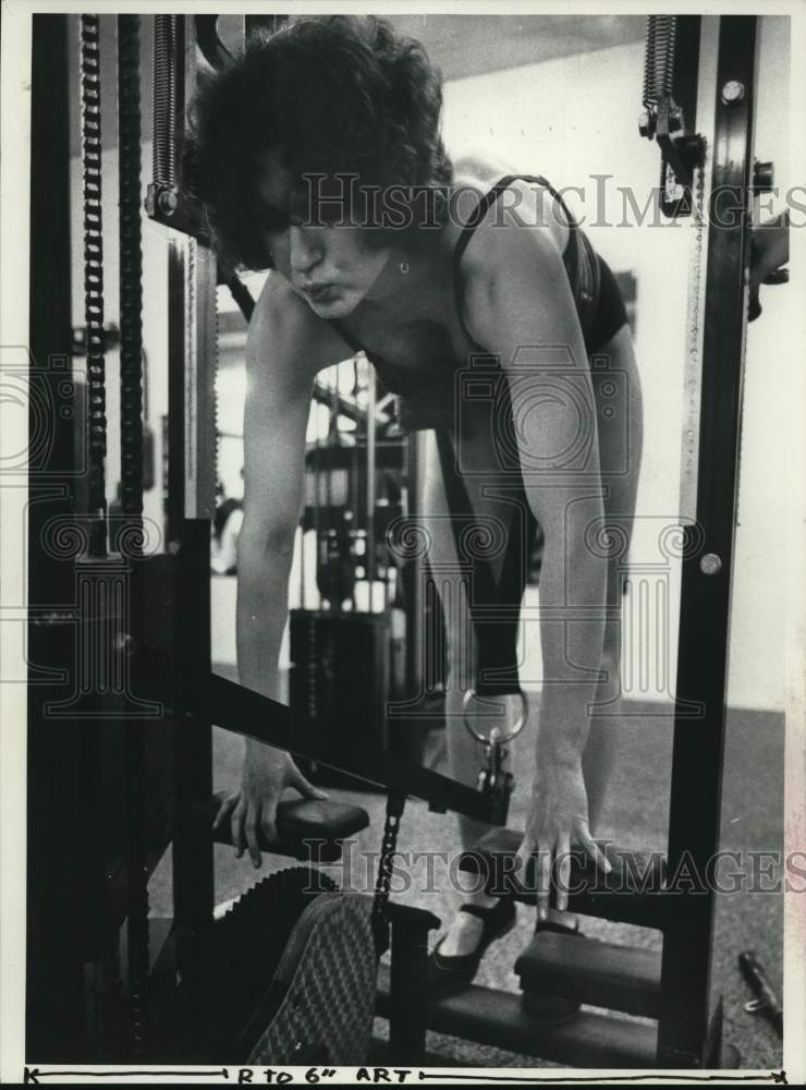 1980 Press Photo Sharon Knapik lifting weights in New York - tua68913- Historic Images