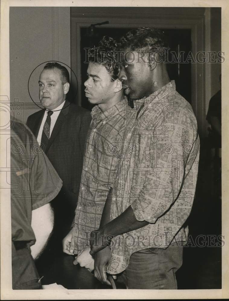 1962 Press Photo Suspected muggers in custody of Albany, New York detective- Historic Images