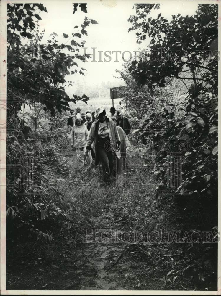1978 Press Photo Group takes nature walk in Pine Bush area of Albany, New York