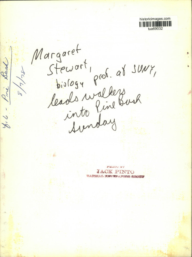 1978 Press Photo Group takes nature walk in Pine Bush area of Albany, New York