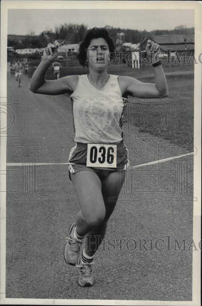 1984 Press Photo Maureen McLeod crosses 5-mile run finish line in New York- Historic Images