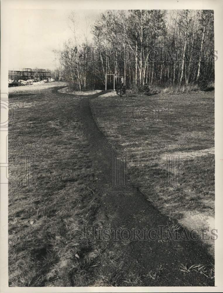 1984 Press Photo Physical fitness trail, Corporate Woods Boulevard, Colonie, NY- Historic Images