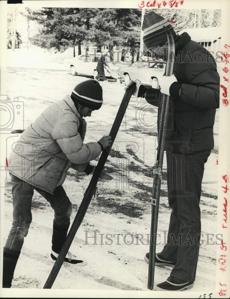 1974 Press Photo Torsten Oberst &amp; Len Bugel with cross country skis in New York- Historic Images