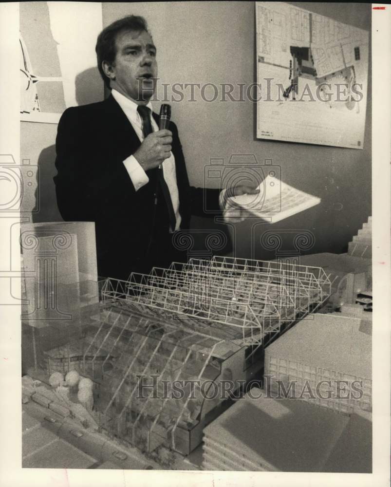 1985 Press Photo Greg Crozier presents model of building at meeting in New York