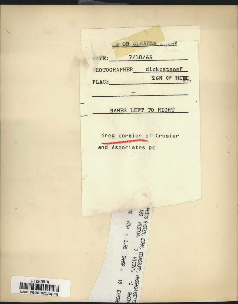 1985 Press Photo Greg Crozier presents model of building at meeting in New York