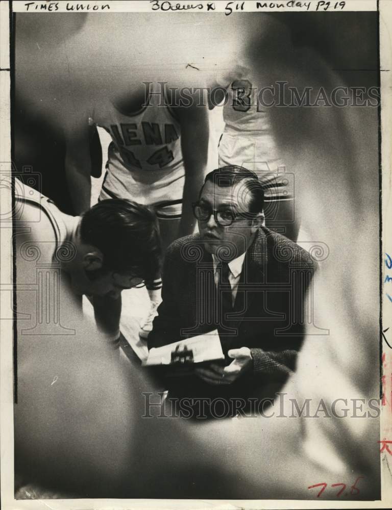 1969 Press Photo Basketball Gene Culnan leads team huddle in New York- Historic Images