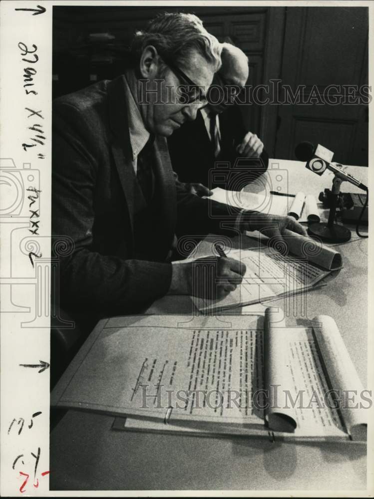 Load image into Gallery viewer, 1980 Press Photo Thomas Corrigan with Erastus Corning in Albany, New York
