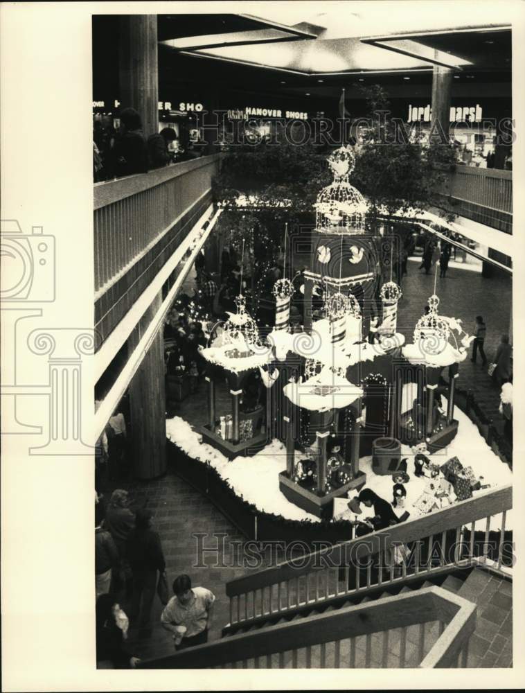 1985 Press Photo Christmas shoppers at Crossgates Mall in Westmere, New York- Historic Images