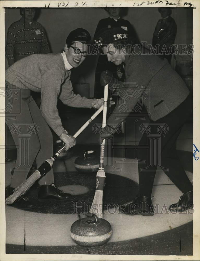 1965 Press Photo Ladies sweep ice during curling bonspiel in Albany, New York- Historic Images