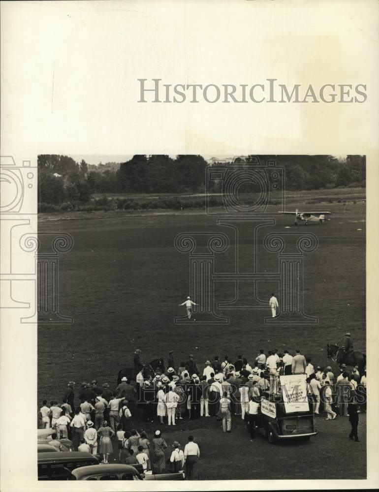 1938 Press Photo Aviator Douglas Corrigan lands at Albany Airport in New York