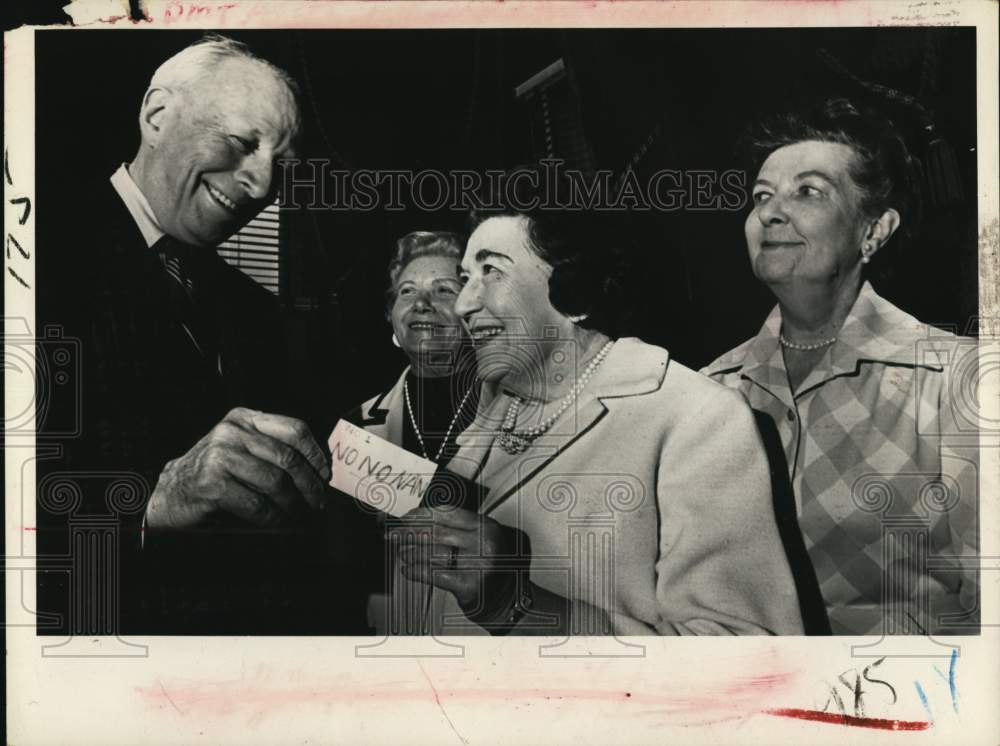 1974 Press Photo Albany, New York Mayor meets with women's group - tua70290