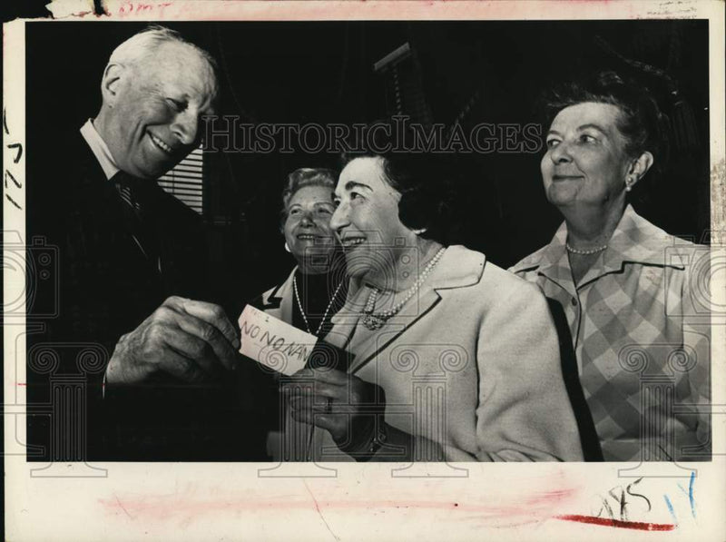 Load image into Gallery viewer, 1974 Press Photo Albany, New York Mayor meets with women's group - tua70290
