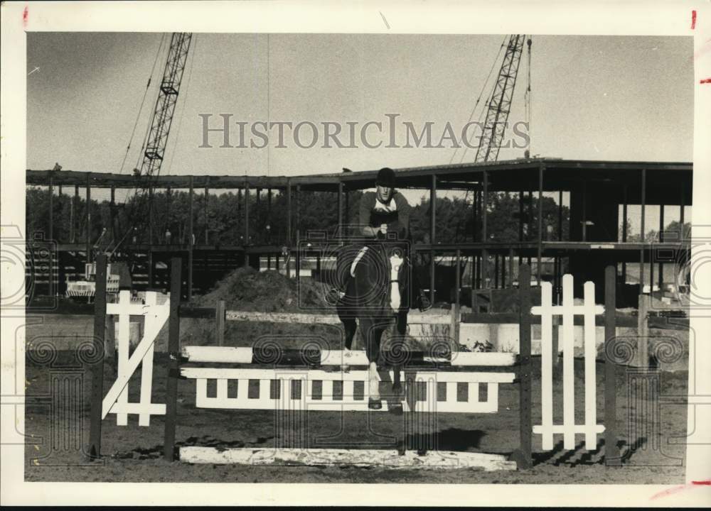 1983 Press Photo Jeff Peterson rides steeplechase in northeastern New York- Historic Images