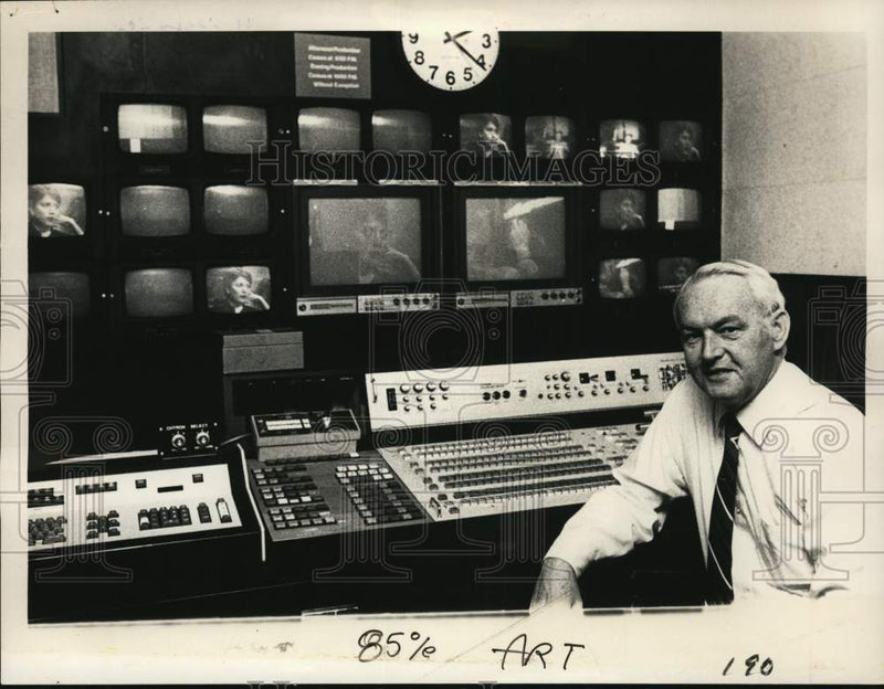 Load image into Gallery viewer, 1981 Press Photo Michael Corkin at WAST studio in Albany, New York - tua70450
