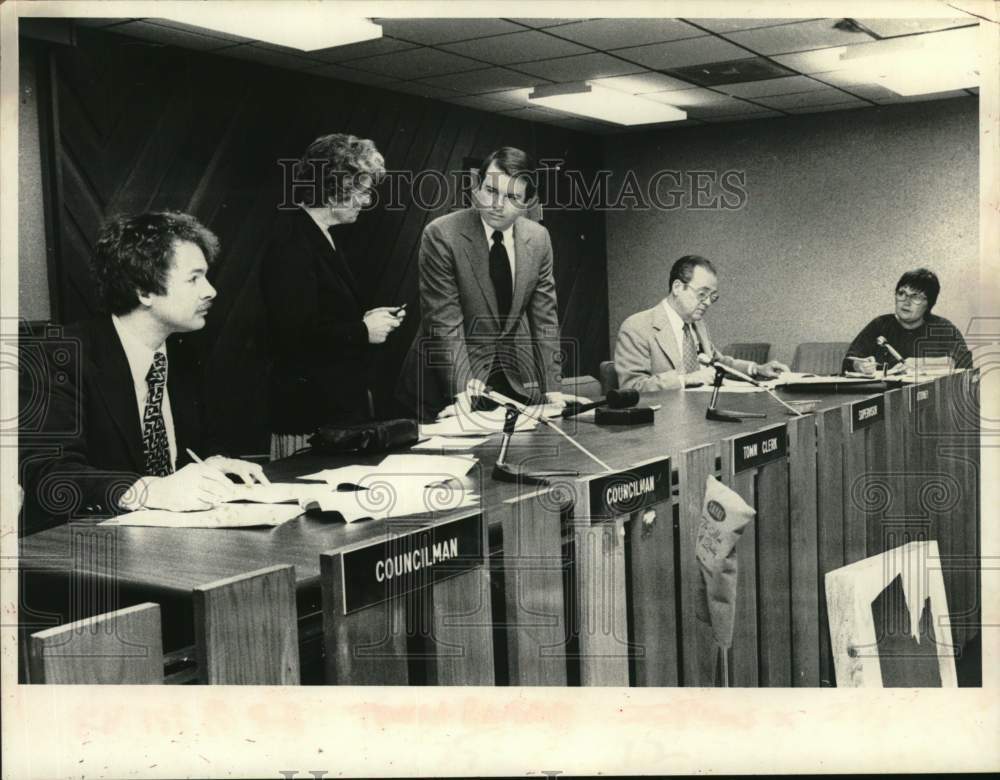 1980 Press Photo Town Board holds meeting in Clifton Park, New York - tua70623- Historic Images