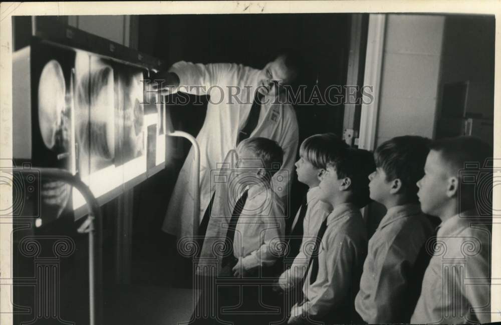 1971 Press Photo Technician explains x-rays to children in New York hospital