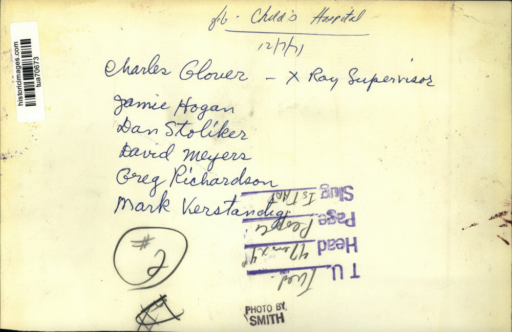 1971 Press Photo Technician explains x-rays to children in New York hospital