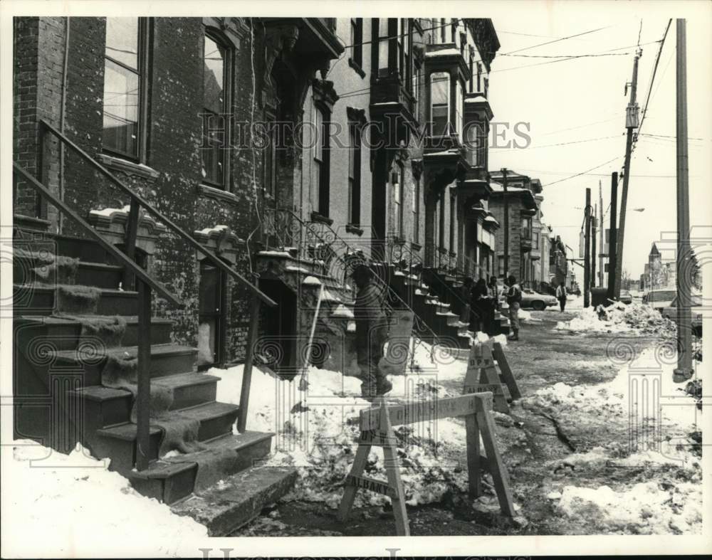 1982 Press Photo View of houses flooded by burst sprinkler pipe in Albany, NY- Historic Images
