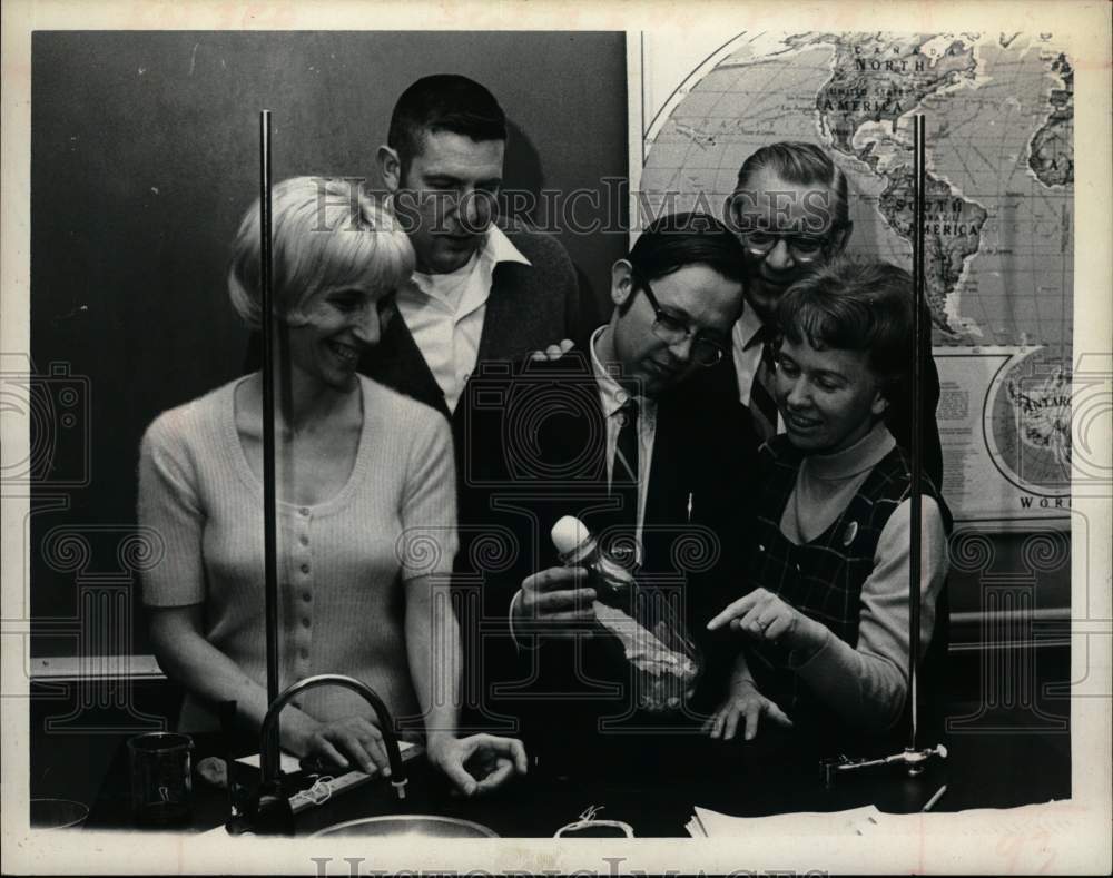 Press Photo Teachers learn anti-smoking experiment procedures in New York