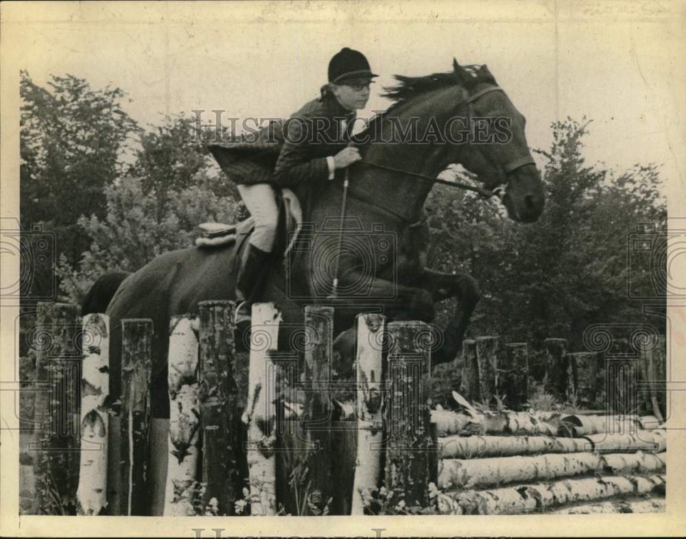 1969 Press Photo Laine Wentorf rides in equestrian event in New York - tua71366- Historic Images