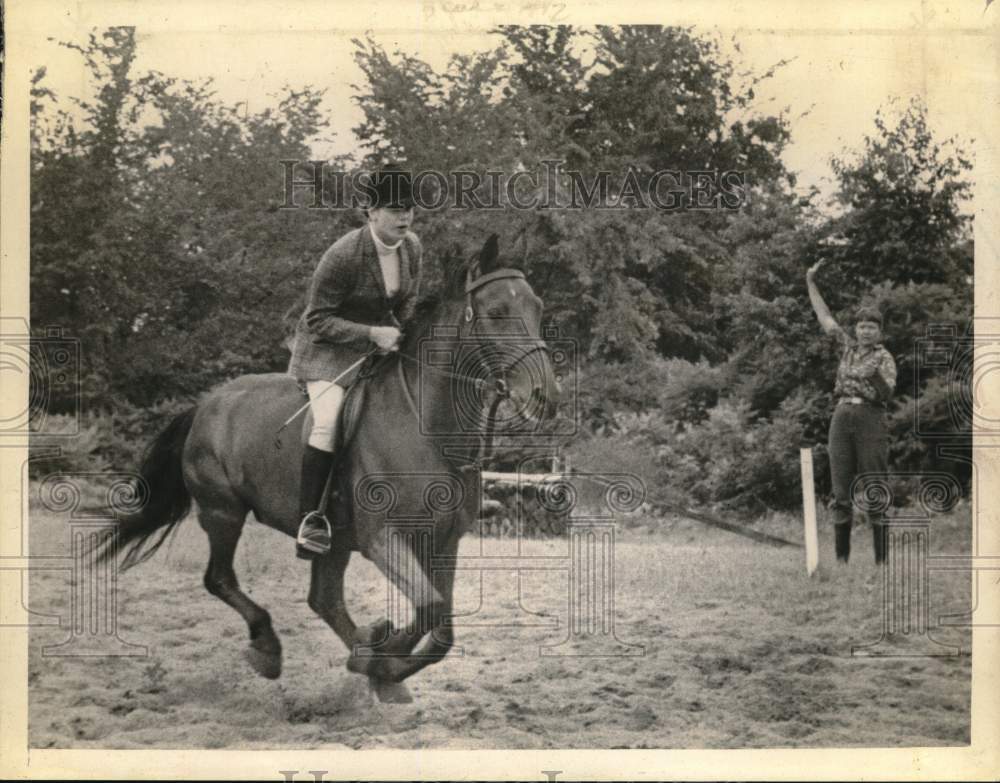 1969 Press Photo Woman times girl on horse in Albany, New York equestrian event- Historic Images