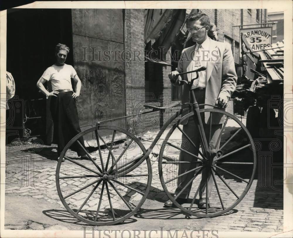 1955 Press Photo Truman Searle &amp; Fred Pazezsky with antique bicycle in New York- Historic Images