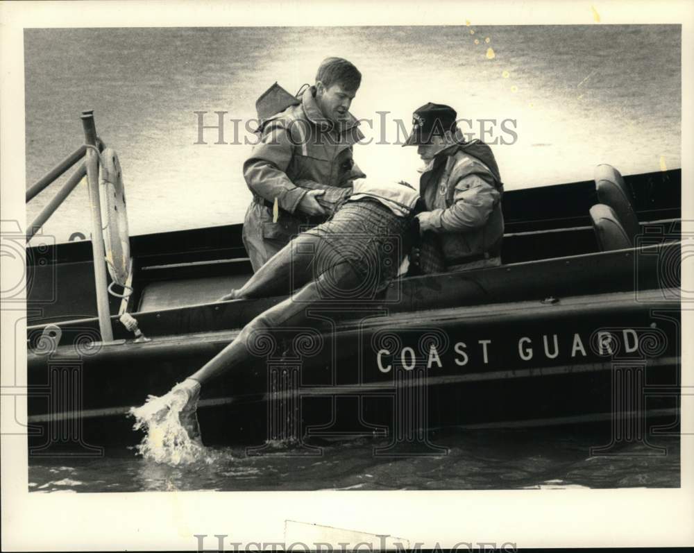 Press Photo Coast Guardsmen pull man into boat from waterway in New York- Historic Images