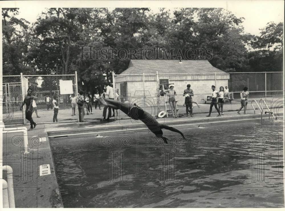 1982 Press Photo Boy diving into Quackenbush Pool in Albany, New York- Historic Images