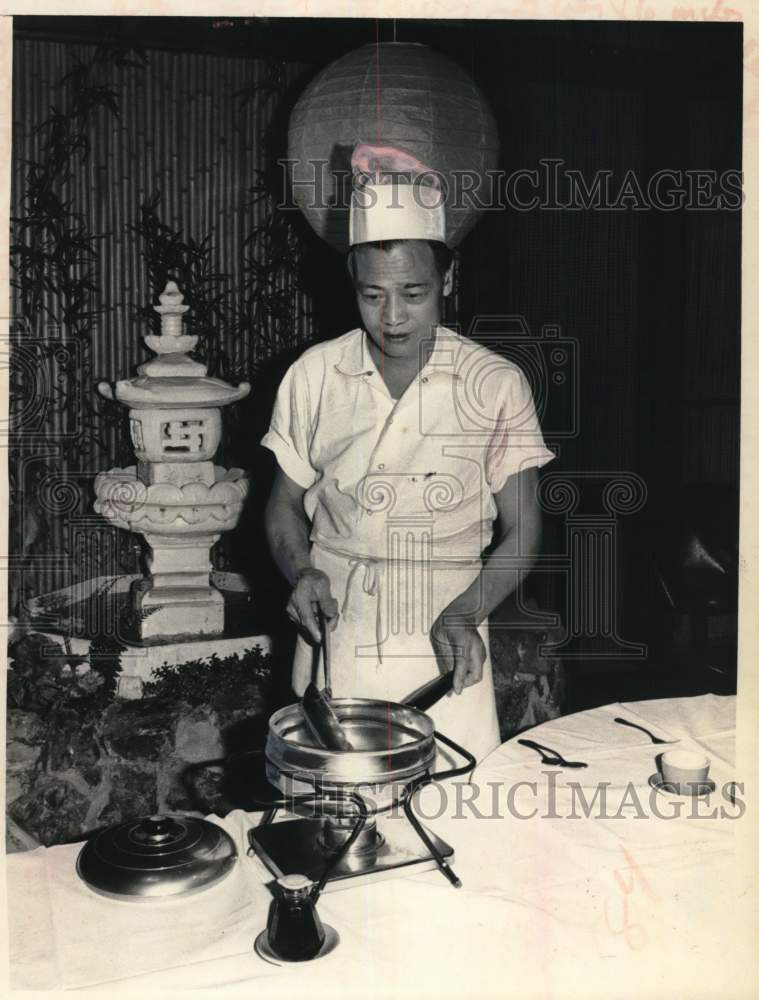 1973 Press Photo Davie Chen prepares food at Shanghai Restaurant in New York- Historic Images