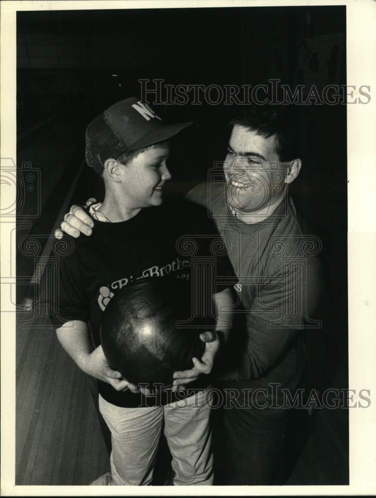 1987 Press Photo Mike Ulrich & Simon Drew at Schenectady, New York bowling alley- Historic Images