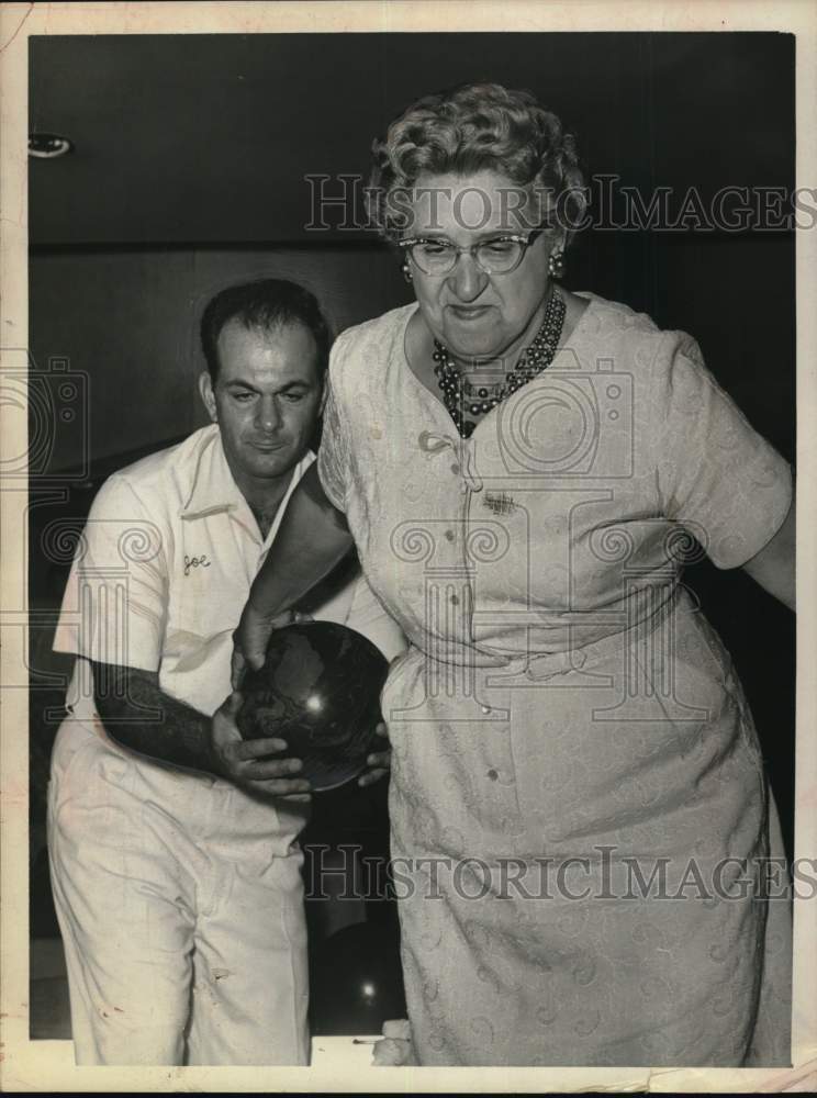 1961 Press Photo Joe Donato gives bowling instruction to Helen Bickel, New York- Historic Images