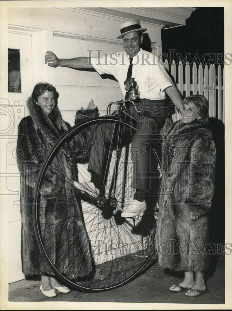 Press Photo Ladies in fur coats with man on old bicycle at New York jazz fest- Historic Images