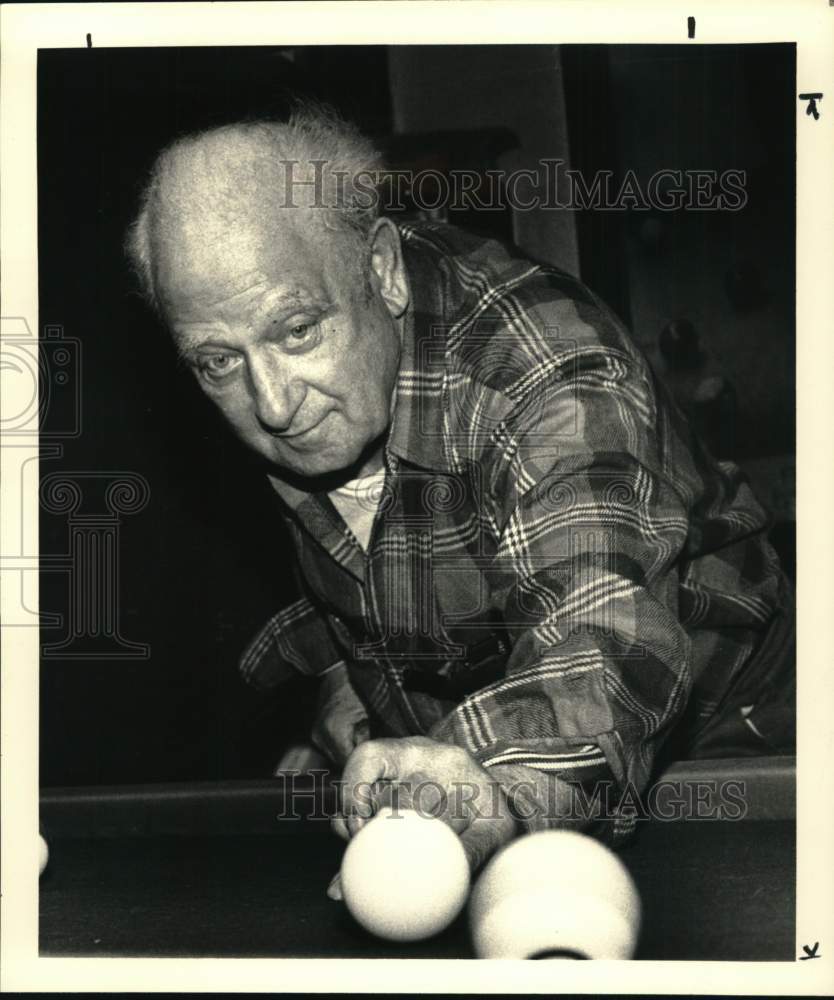 1987 Press Photo Pat Colozze lines up billiard shot in Rotterdam, New York- Historic Images
