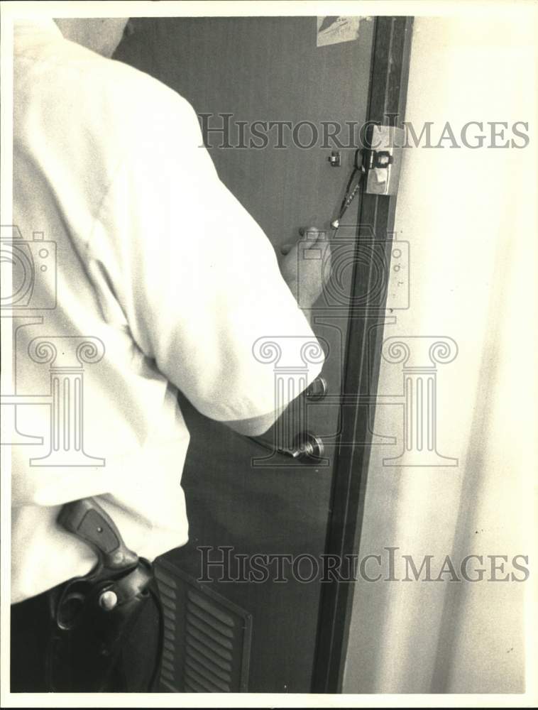 1983 Press Photo Customs inspector seals store room in Albany, New York