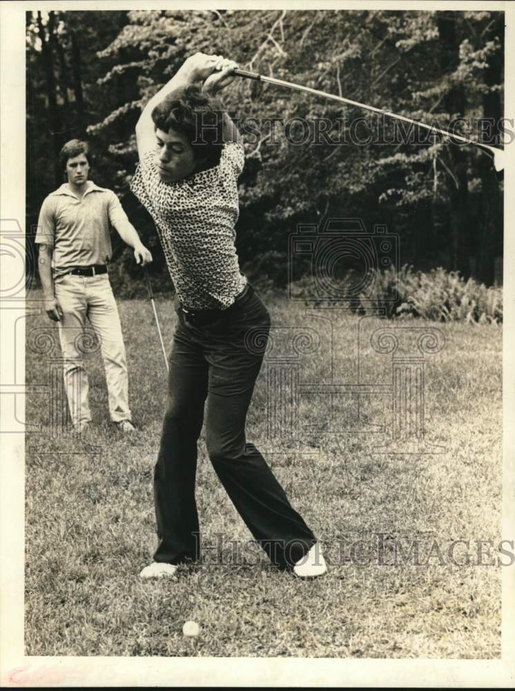 1979 Press Photo Jeff Olesko and Paul Pratico play round of golf in New York- Historic Images