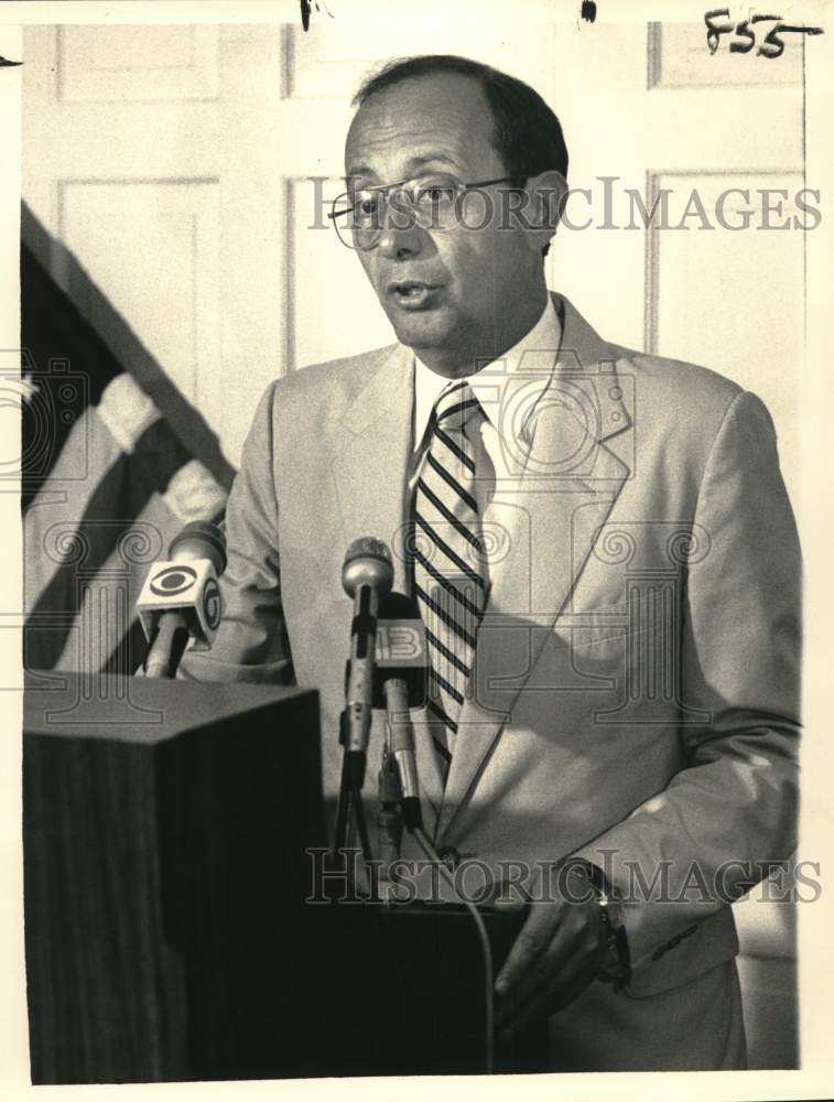 1986 Press Photo New York Senator Alfonse D'Amato at press conference