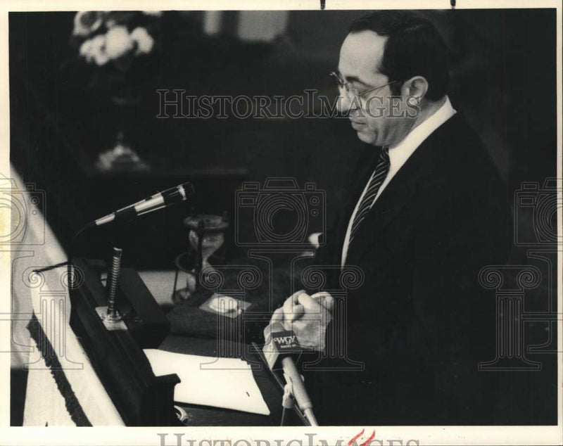 Load image into Gallery viewer, 1984 Press Photo New York Governor Mario Cuomo speaks at First Church in Albany
