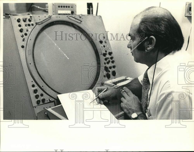 Load image into Gallery viewer, 1978 Press Photo Richard Weinberg watches radar in tower at Albany, NY airport
