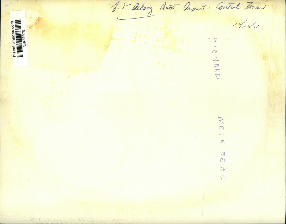 1978 Press Photo Richard Weinberg watches radar in tower at Albany, NY airport