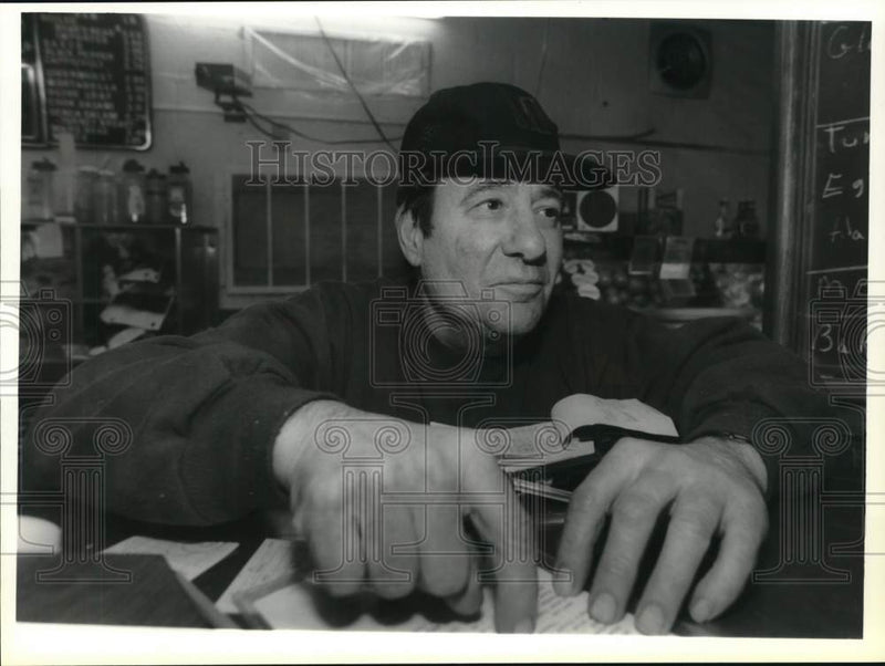 Load image into Gallery viewer, 1995 Press Photo Jim Winchester, grocery store owner, Pownal, Vermont
